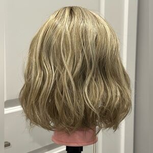 NEW Belle Tress Single Origin Wig In Rootbeer Float Blonde! Beautiful Wavy Short